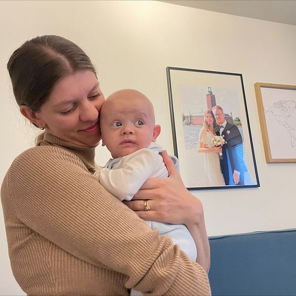 Inna Löfgren med sin bebis William. Mycket har hänt sedan hon som krigsflykting gick av färjan i Nynäshamn den 1 mars 2022.
