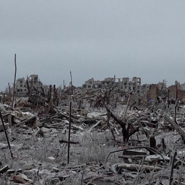 Ett grått landskap med sönderbombade byggnader