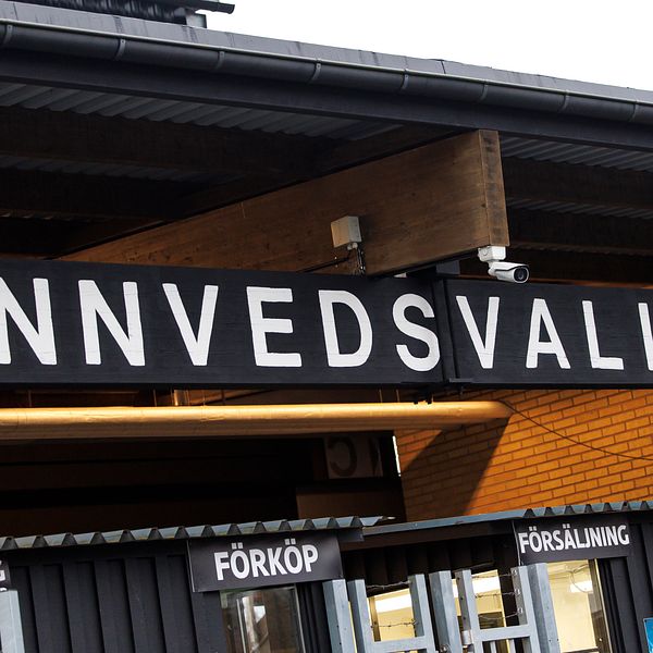 Entrén till Finnvedsvallen med skyltar för förköp och åskådarinkräkning.