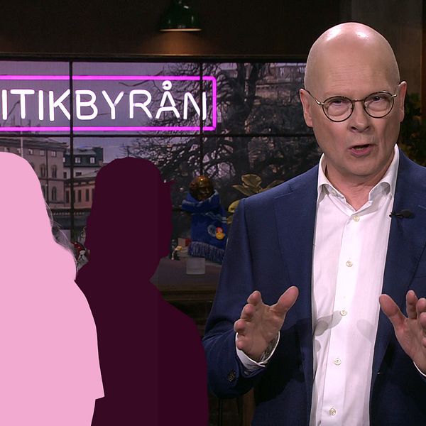 En person i studio med loggan ”Politikbyrån” synlig i bakgrunden. Siluetter i förgrunden.