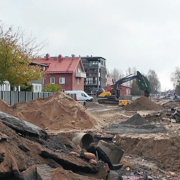 Avgrävd väg i Umeå med vägbygge och jordmassor, hus i bakgrunden