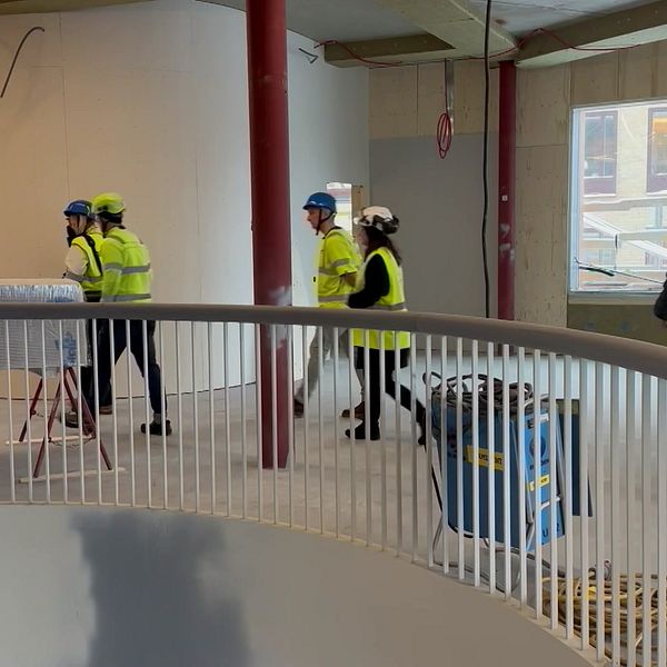 Besökare på byggarbetsplatsen kulturhuset Agnes i Gävle