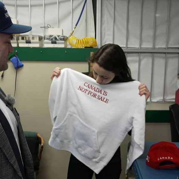 Tröja med texten: ”Canada is not for sale”