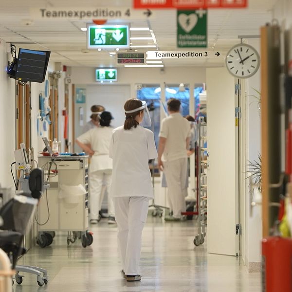 sjukvårdspersonal i korridor