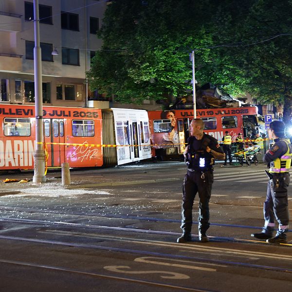Spårvagnsolycka i Göteborg med räddningspersonal på plats nattetid