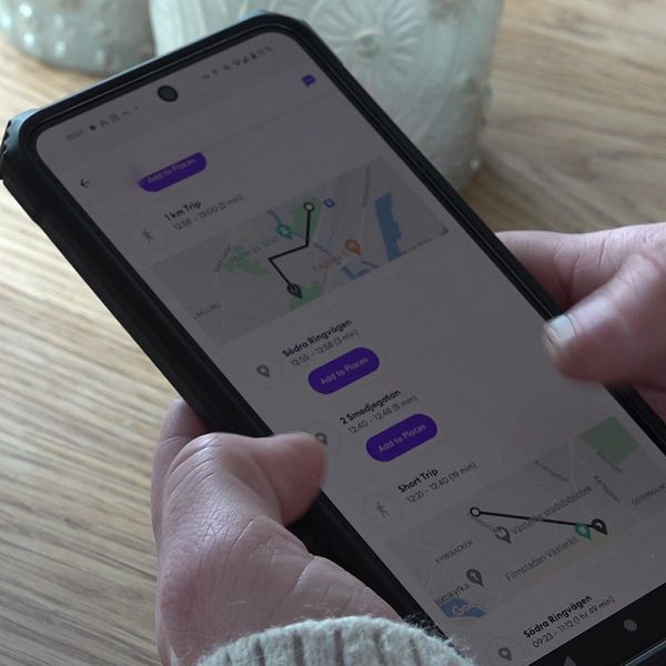Kvinna scrollar på mobilen. Gps:en visar misstänkte mannens positioner i Västerås.