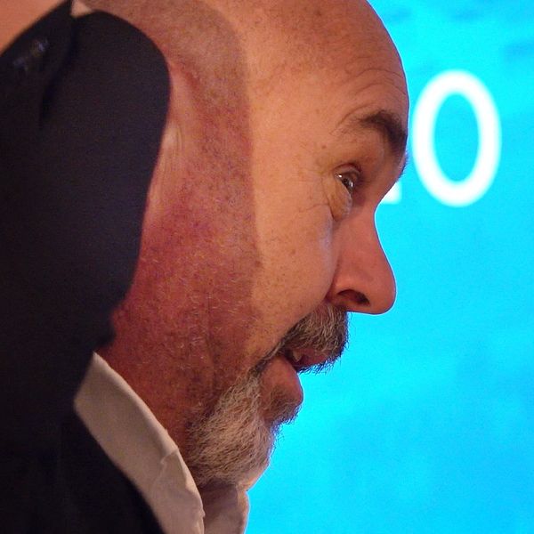 Man från sidan vid en presentation.