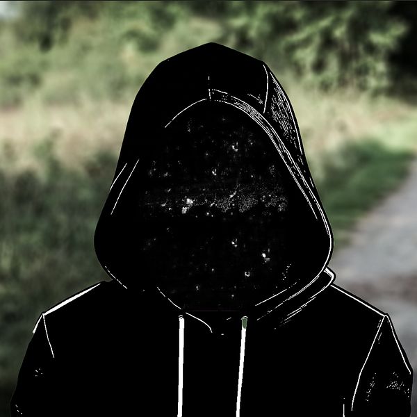 En silhuett av en man i huvtröja framför en mordplats i Årbyskogen i Eskilstuna.