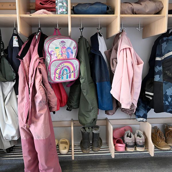 Barnkläder hänger i en förskola