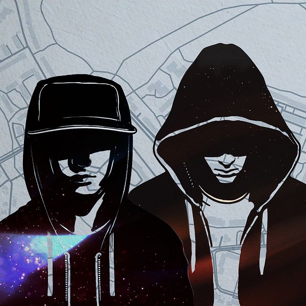 Två anonyma figurer i hoodies framför en kartillustration.