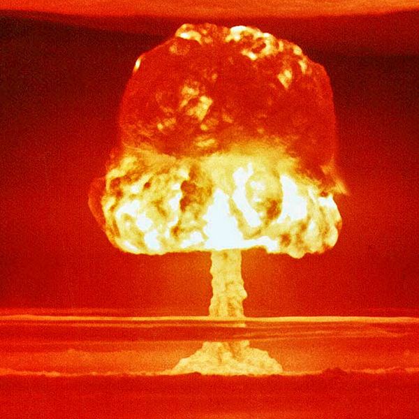 Bild på atombomb som exploderar.