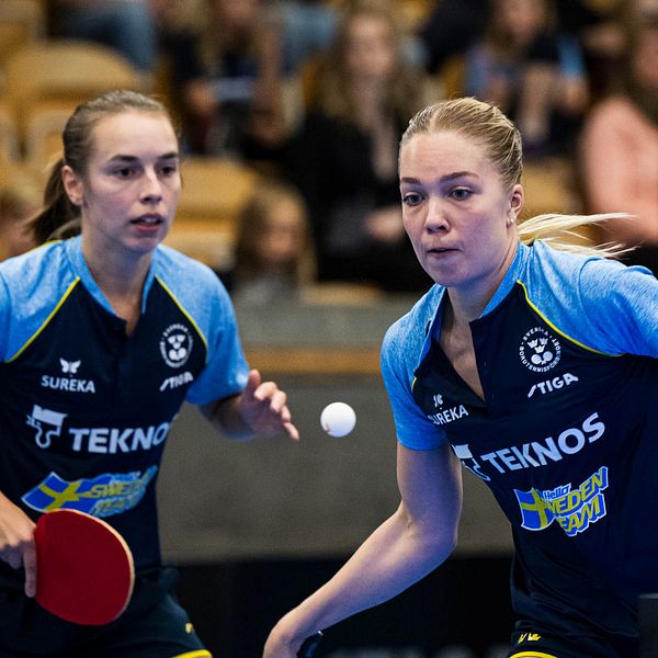 Sveriges etta och tvåa Linda Bergström och Stina Källberg förlorade sina inledande matcher i lag-VM i Sydkorea.