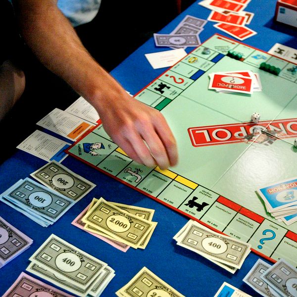 Personer spelar monopol