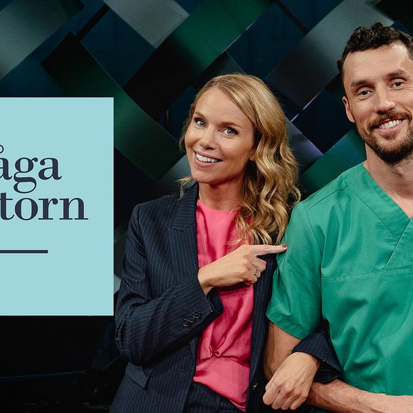 Två programledare står framför loggan för tv-programmet Fråga doktorn.