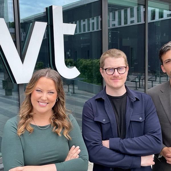 Tre personer står utanför SVT:s byggnad.