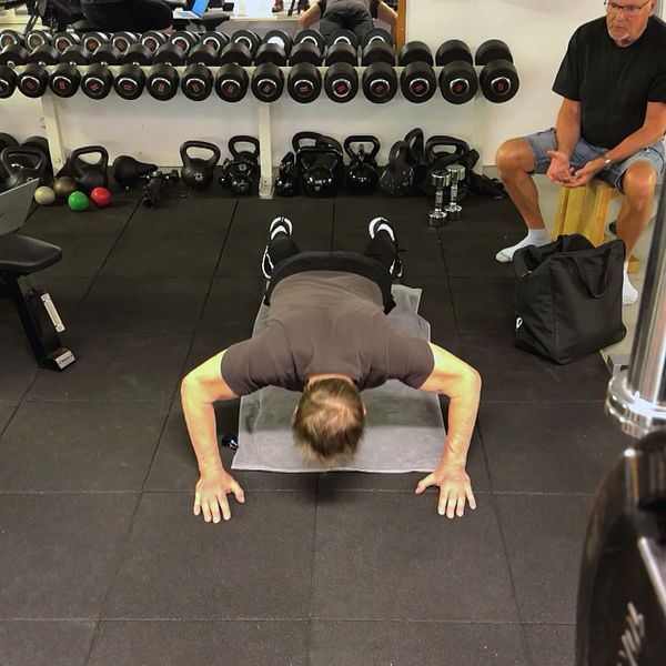Lars Almén gör armhävningar i gymmet under sitt världsrekordförsök