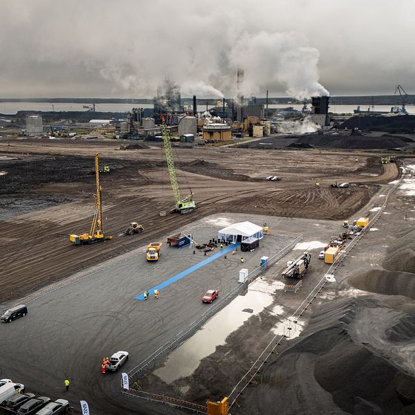 Markarbeten vid SSAB i Luleå med rök och arbetsfordon på området