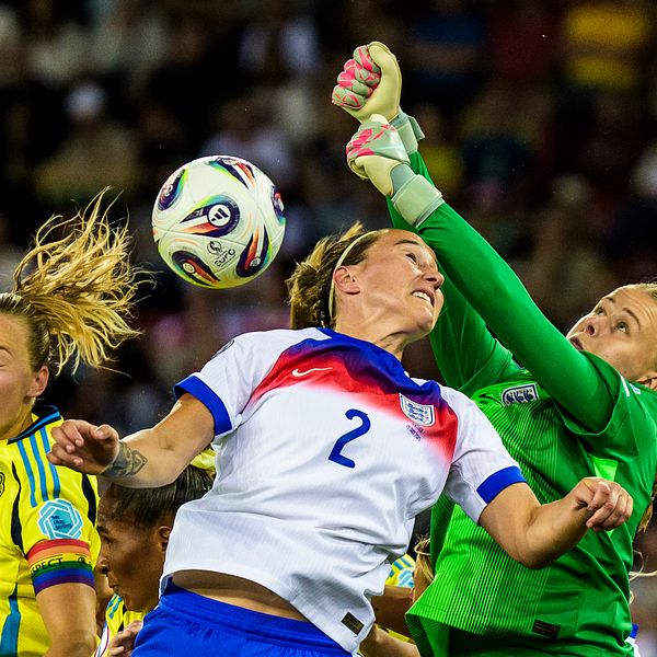 Svensk målvakt i duell med engelsk spelare under fotbolls-EM-match mellan Sverige och England