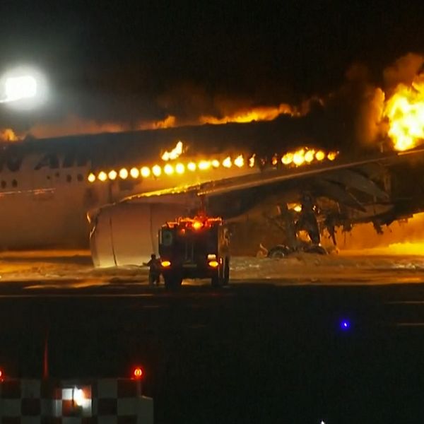 Flygplan brinner på Hanedo-flygplatsen i Tokyo