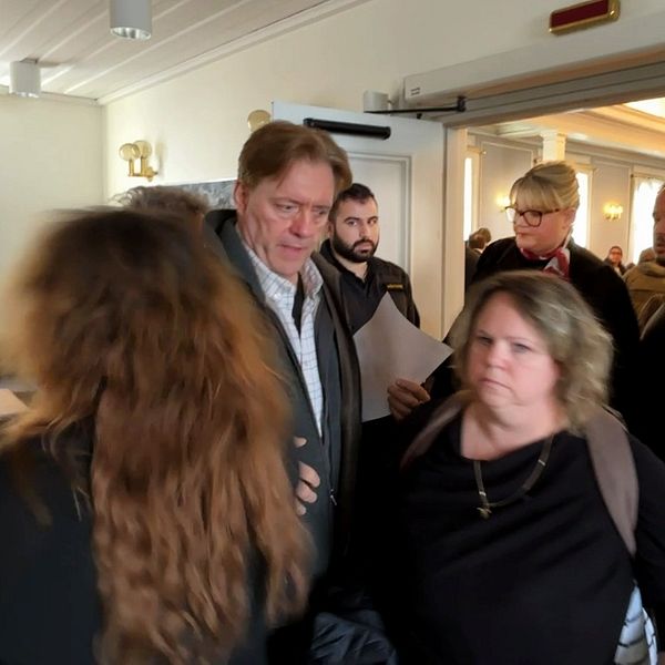 flera människor utrymmer en fullmäktigesal