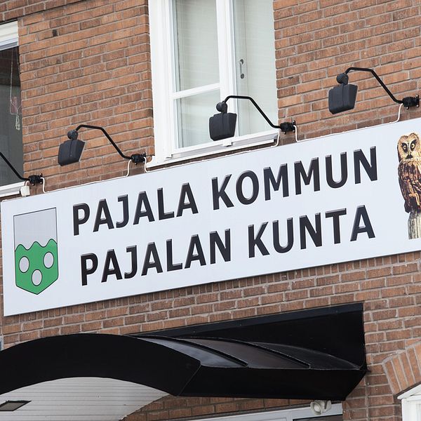 Bild på skylten på Pajala kommun hus