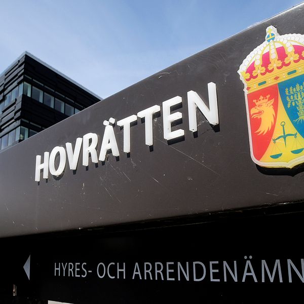 Skylt vid hovrätten med texten ”HOVRÄTTEN” och en emblem med Sveriges riksvapen. Bakgrunden visar en modern byggnad. Texten ”HYRES- OCH ARRENDEMÄNDEN” syns på skylten.