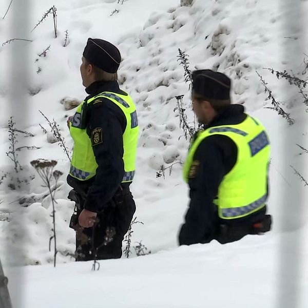 Poliser ser ut över platsen där byggplatsen i Sundbyberg rasade
