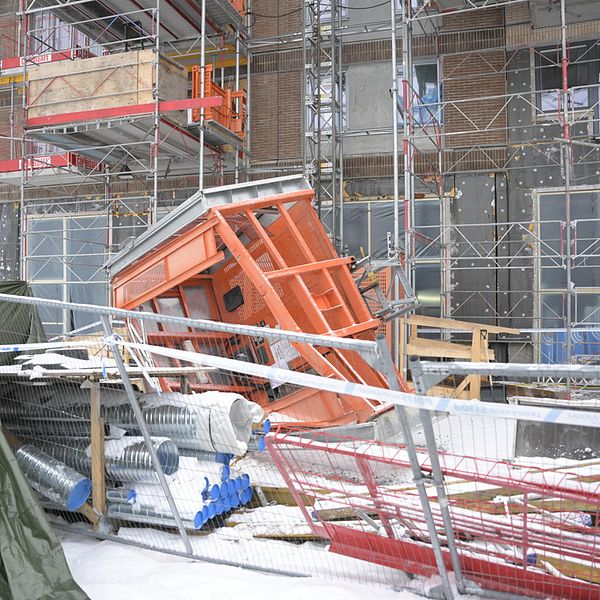 Fem personer omkom i en arbetsplatsolycka i Sundbyberg den 11 december då en bygghiss rasade 20 meter.