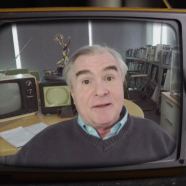 Robert J Thompson som är professor i tv och populärkultur vid Syracuse University sitter på en stol i sitt kontor.