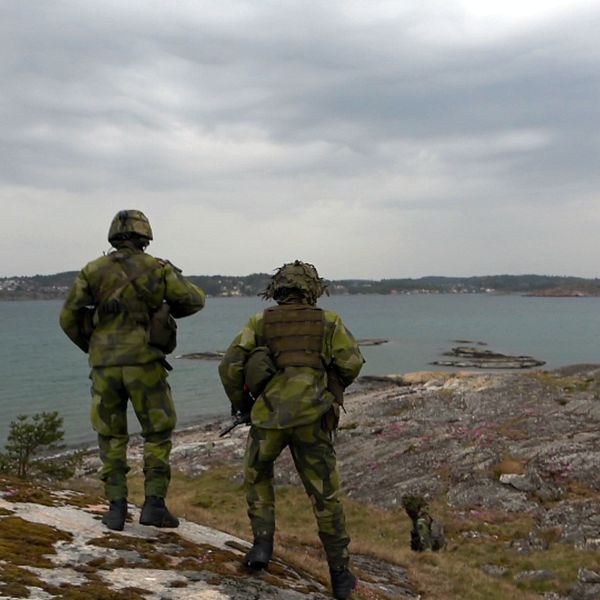 Soldater ute på öar i vintern i Göteborgs skärgård.