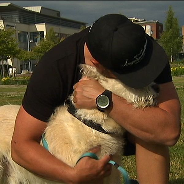 Mikael Lindnord kramar sin hund Arthur.