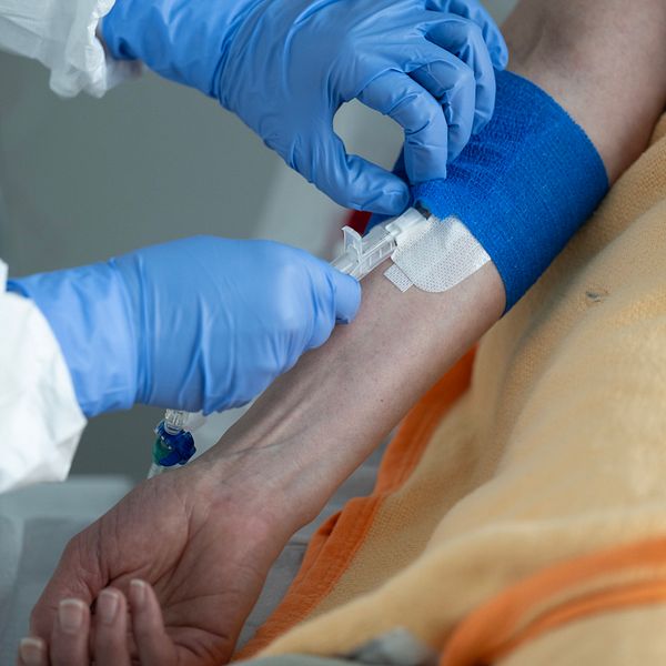 Sjukvårdspersonal ger cytostatika till patient inför ny tjänst i journalsystemet Cosmic.