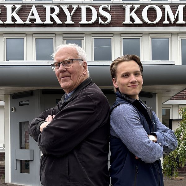 Niels och Ludwieg står framför Markaryds kommunhus.