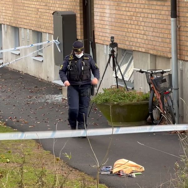 Polis undersöker avspärrat område vid bostad efter mord på kvinna i Karlskrona.