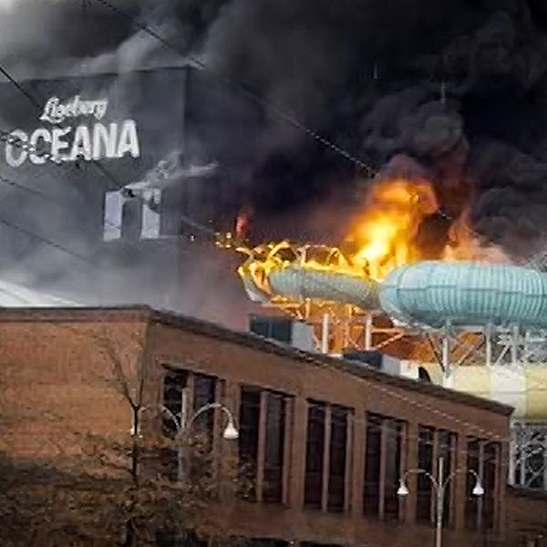 Branden på vattenparkern Oceana i Göteborg krävde ett liv och flera skadades lindrigt när den bröt ut den 12 februari. Här ser man hur lågor slår ut från den vattenrutchkana som branden började i.