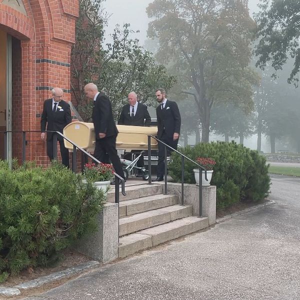 kista som förs in i kyrka