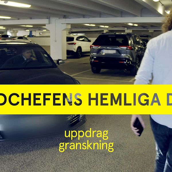 Man i blå skjorta och grå bil