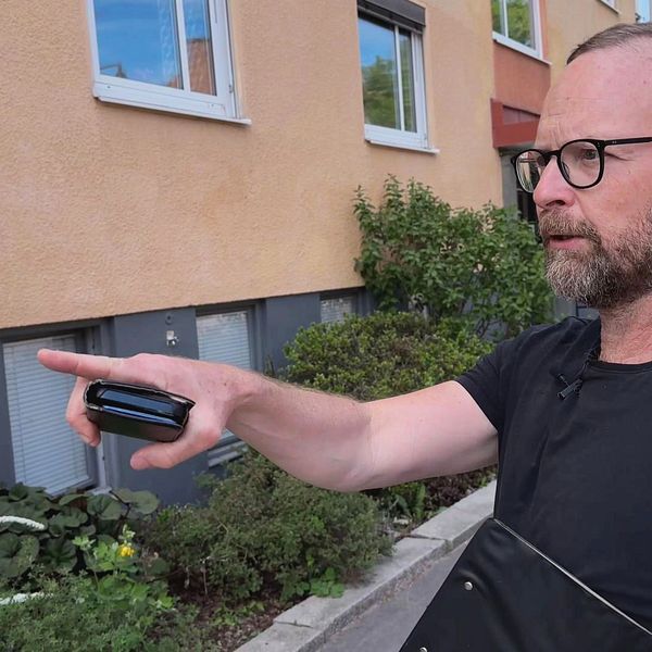 Renoveringraseriets ordförande, Alfred Skogberg, pekar ut en byggnad i centrala Karlstad där han ser att tidstypiska byggnadsdetaljer har förvanskats.