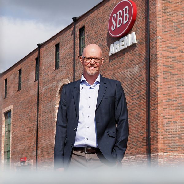 Man framför idrottsarena
