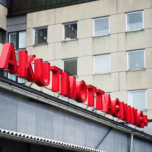 Skylt med texten ”Akutmottagning” på en sjukhusbyggnad.