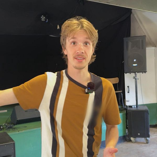Sebastian Wolmner visar upp scenen på Möja dansbana