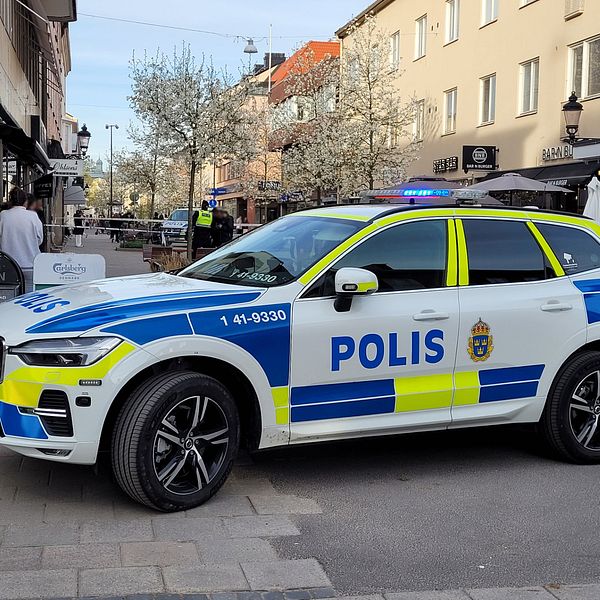 Polisbil i centrala Nyköping