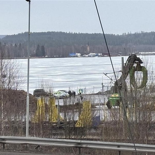 Demonstranter blockerar infarten till Östrand under onsdagsmorgonen.