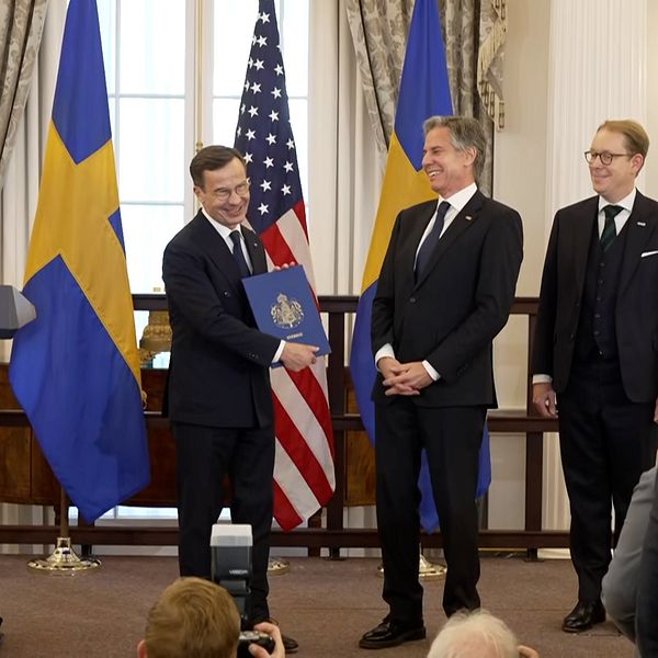 Här lämnar Ulf Kristersson (M) över Sveriges anslutningsinstrument till USA:s utrikesminister Antony Blinken i Washington DC.