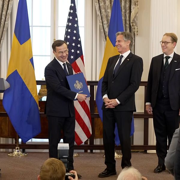 Här lämnar Ulf Kristersson (M) över Sveriges anslutningsinstrument till USA:s utrikesminister Antony Blinken i Washington DC.