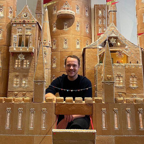 En ung man sitter i sitt gigantiska pepparkaksslott.