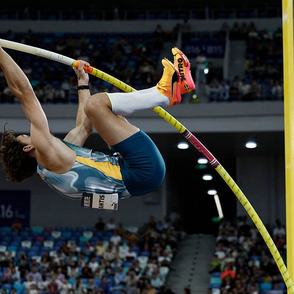 Armand ”Mondo” Duplantis hoppar stavhopp och sätter världsrekord på 6,24m.