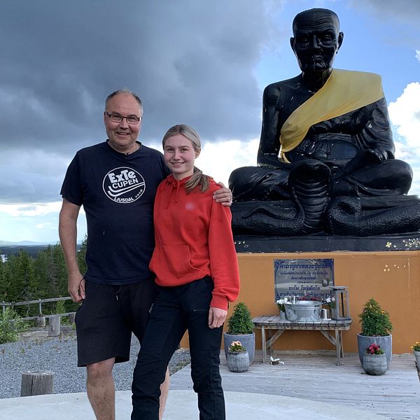 Christer och dottern Julia framför Buddha-statyn i Fredrika.