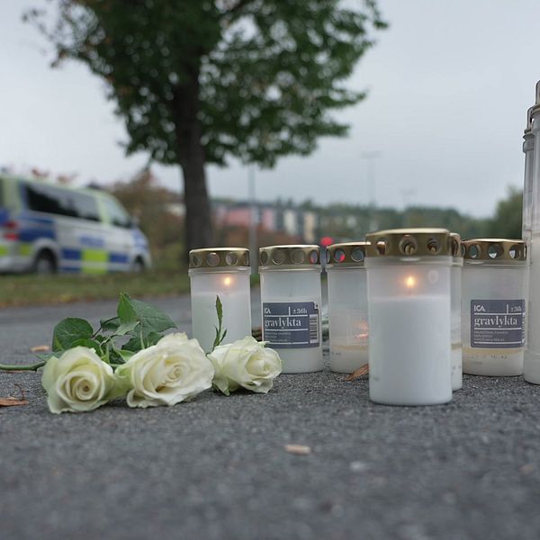 Ljus och blommor på platsen i Ronna där 41-åringen blev mördad. Nu åtalas två misstänkta män för mordet på 41-åringen..