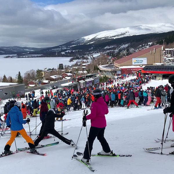 En bild från skidliften VM8:an i Åre, där många står i kö.
